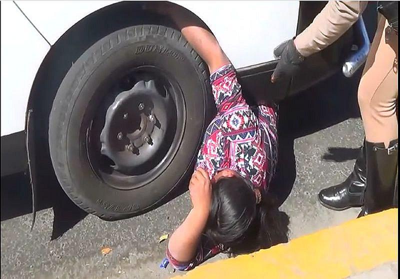Cobradora se abraza a llanta de combi para impedir que policías se lleven su unidad (VIDEO)