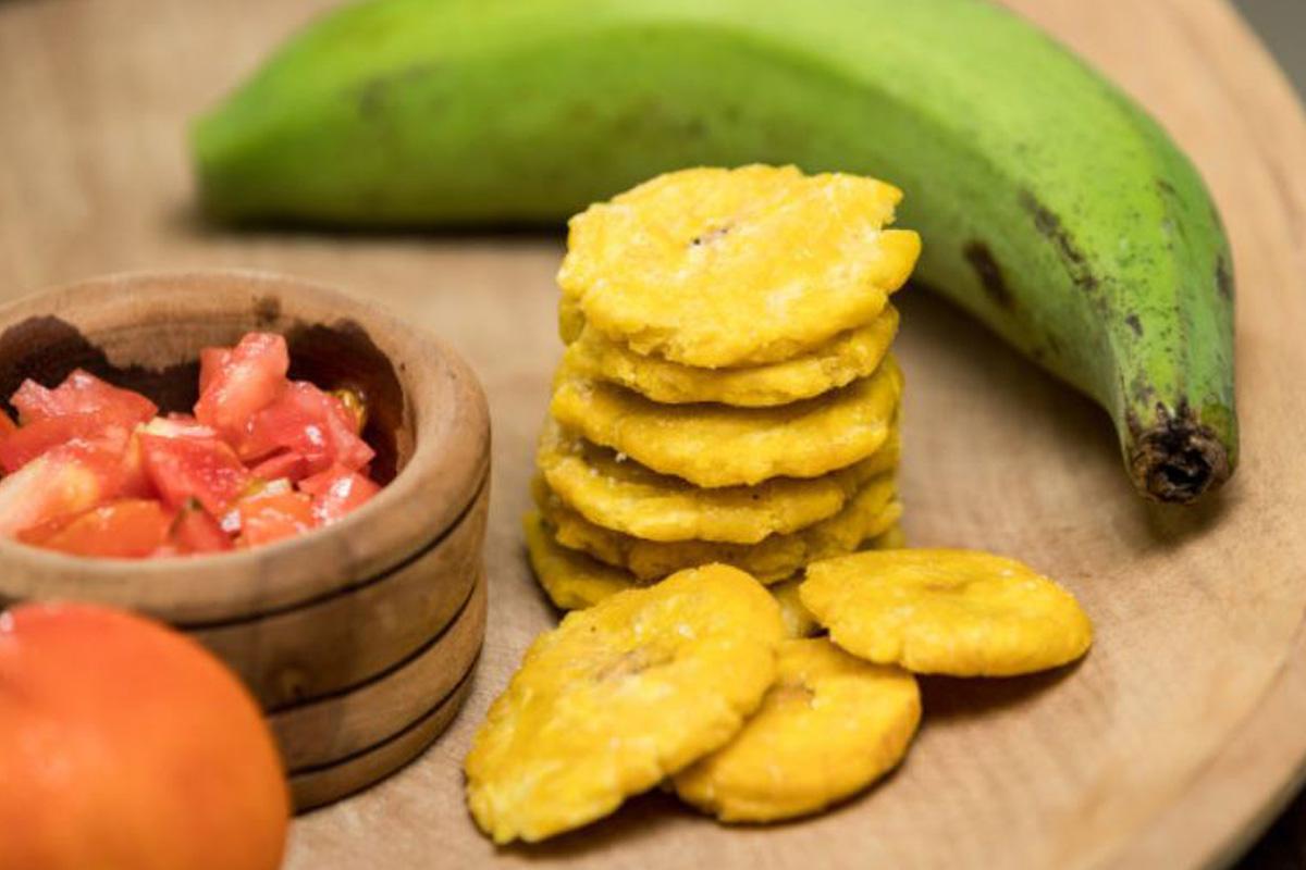 Puedes acompañar los tostones con cualquier tipo de comida (Foto: Freepik)
