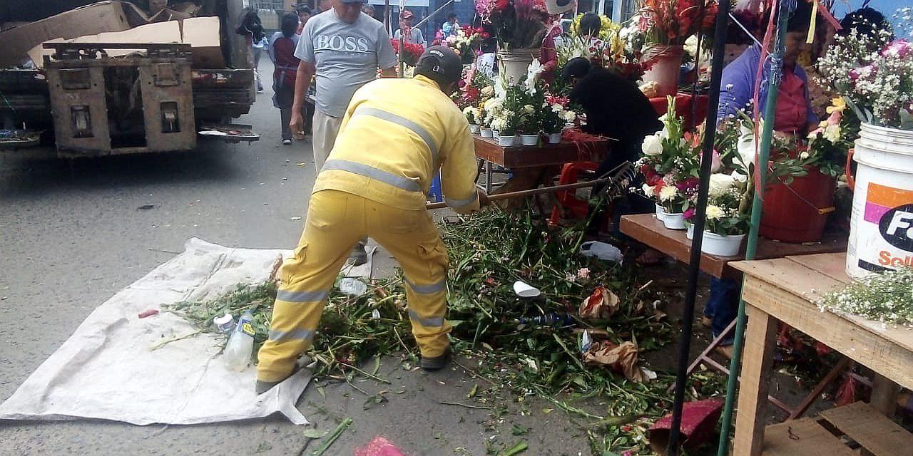 Recogen 25 toneladas de basura en cementerios