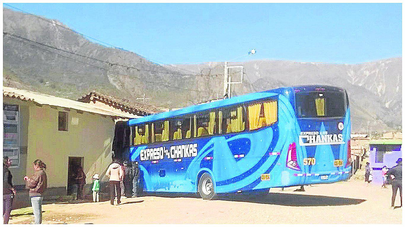 ​Bus choca y se empotra en una vivienda dejando daños materiales