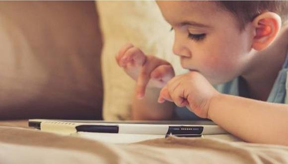 Francia promueve ley para prohibir dar celulares o tablets a bebés 