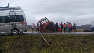 Tractor terminó partido en dos tras triple choque en la vía Ácora-Ilave, en Puno