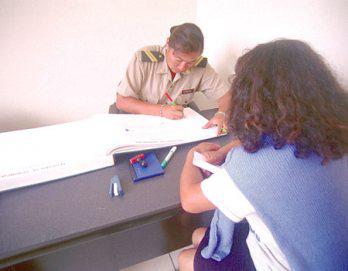 Pistoleros cogotean a vendedora de Avon