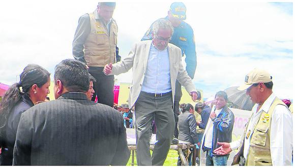 ​Bajan de estrado a presidente  de Cámara de Comercio de Huancayo (VIDEO)
