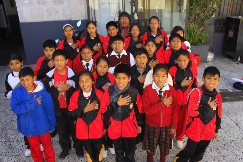 Estudiantes revaloran el quechua cantando el Himno Nacional (Video)