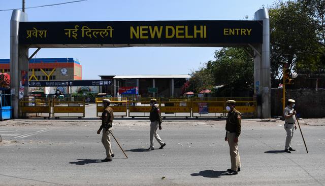 A última hora de la tarde del martes, el primer ministro indio, Narendra Modi, anunciaba el comienzo del “confinamiento total” durante 21 días, desencadenando el miedo entre la gente que comenzó a formar colas en los establecimientos. (AFP).
