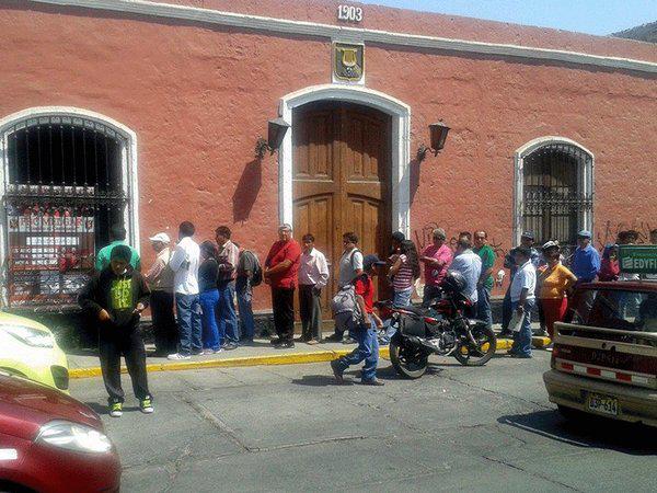 Largas colas para comprar entradas para la “Noche Rojinegra”