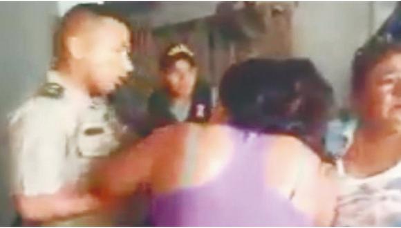 Familia golpea a policías que intentaban recuperar una moto robada (VIDEO)