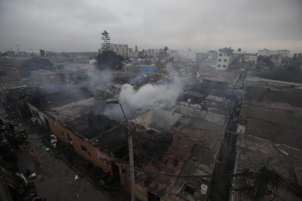 Incendio arrasa con dos quintas en Surco tras presunto cortocircuito (VIDEO Y FOTOS)