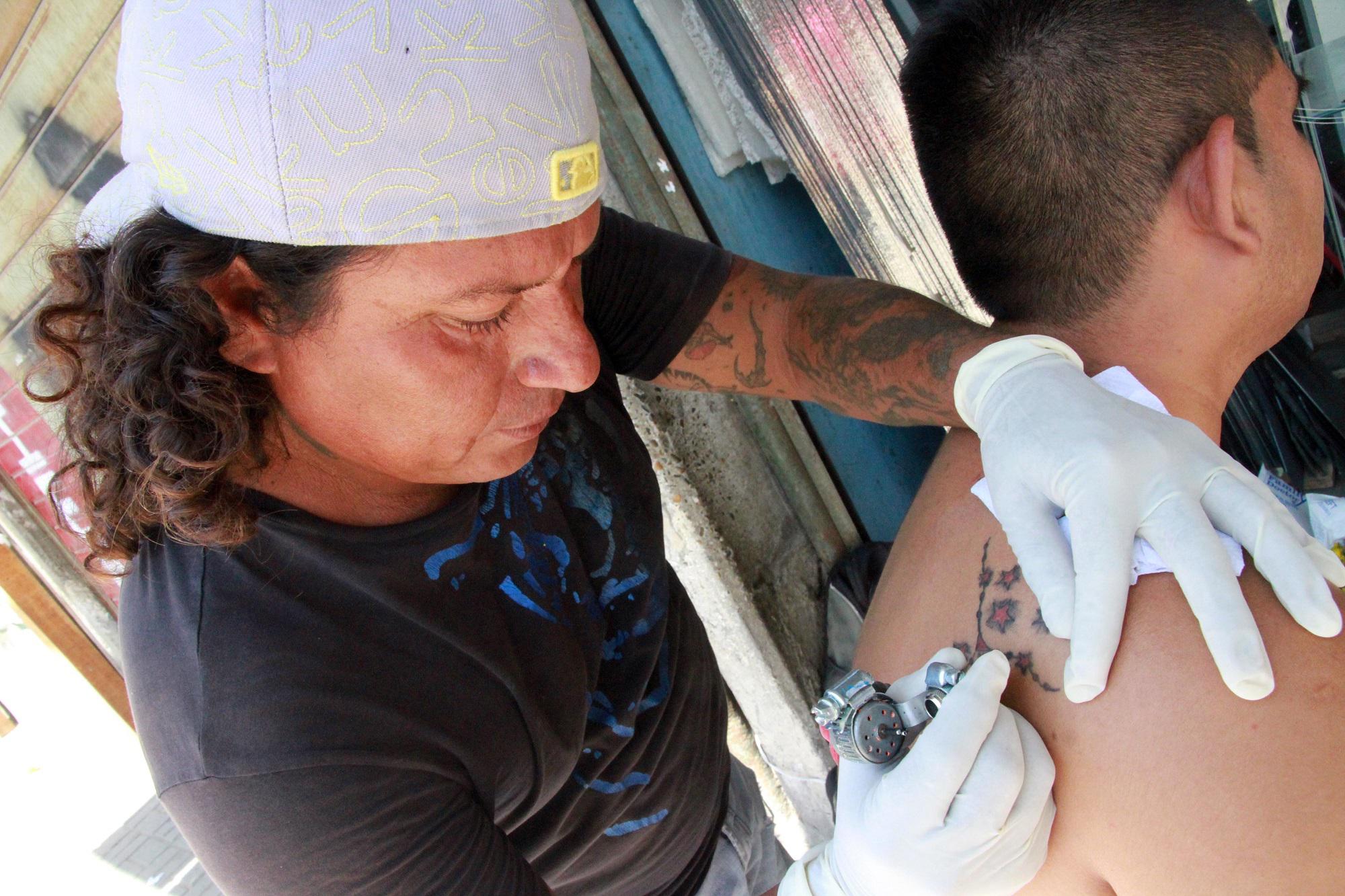 El norte también tiene a su “Rey de los tatuajes” (VIDEO)