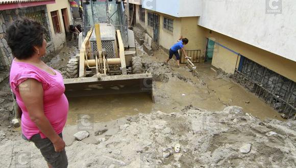 11 distritos incomunicados en provincia de Castilla por deslizamiento de piedras sobre carreteras
