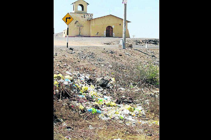 Basura se acumula en calles de Ocucaje