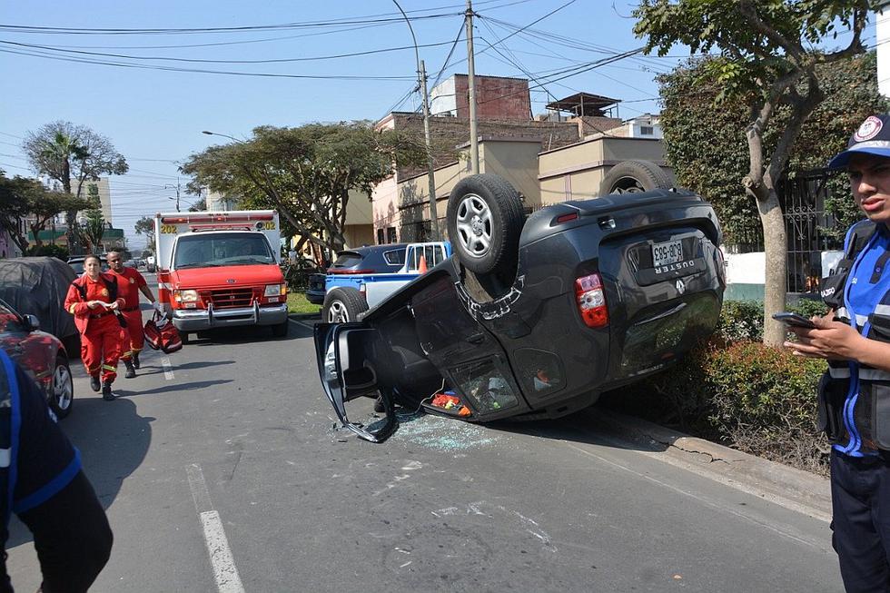 Accidente en Jesús María: Vehículo dio vueltas de campana (VIDEO y FOTOS)