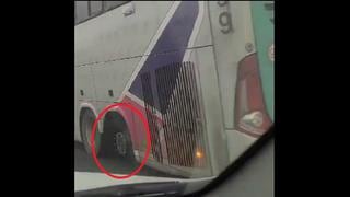 Captan a bus de empresa Civa circulando por la carretera inclinado por falta de llantas 