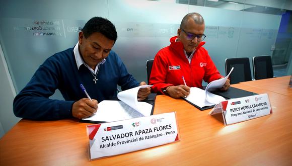 MVCS y el alcalde de Azángaro suscribieron un convenio. Foto/Difusión.