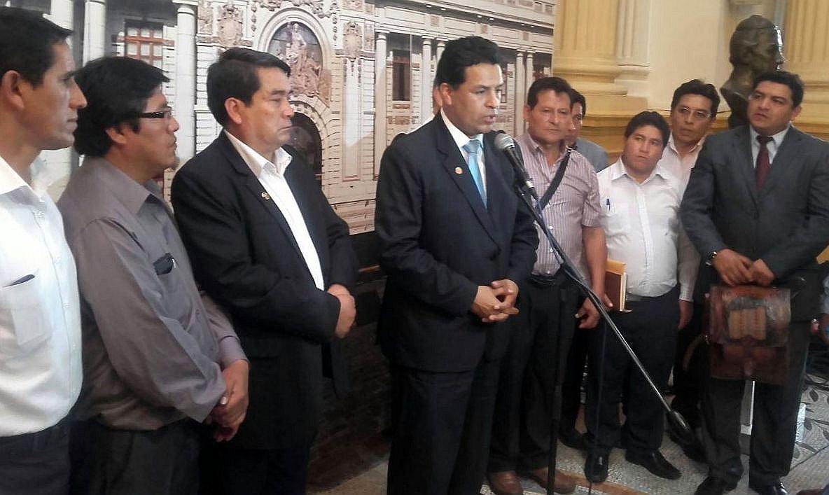 Autoridades cusqueñas llegan a Lima y se presentan en el Congreso