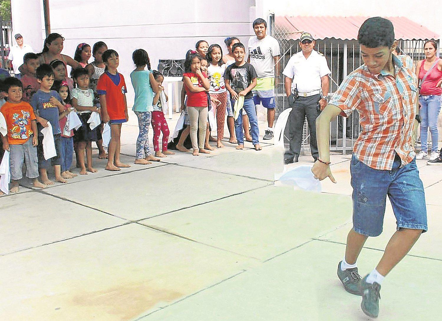 Campeón enseña a niños a bailar marinera