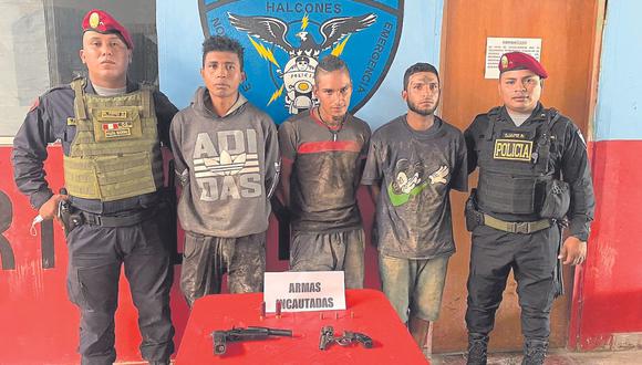 Los agentes policiales intervinieron a tres colombianos quienes habían amenazado al chofer y otro ocupante con arma de fuego.