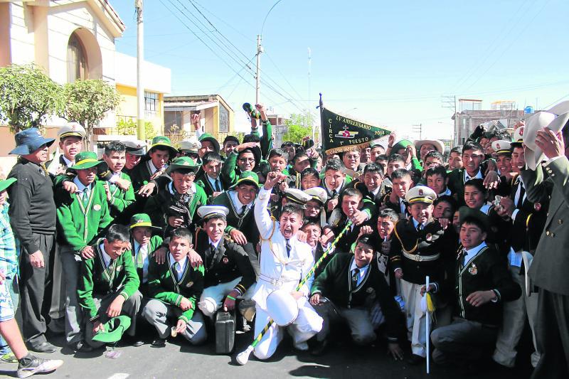 Circa celebró 55 años con desfile escolar