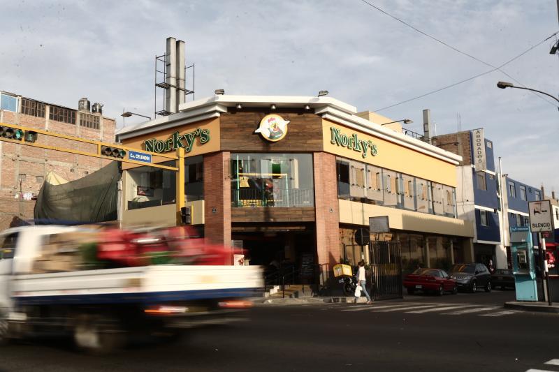 Dos grupos económicos buscarían comprar pollerías Norky's