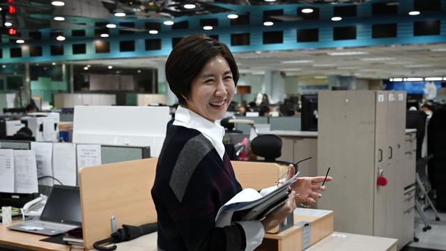 Esta imagen tomada el 6 de febrero de 2020 muestra a Lee So-jeong caminando hacia su escritorio después de una reunión de producción de su noticiero en KBS. (AFP).