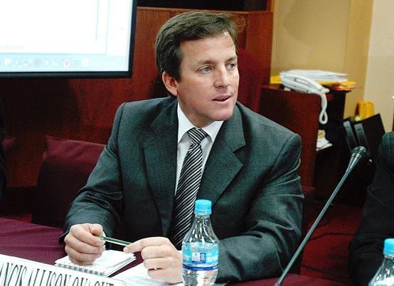 Francis Allison llega al Congreso y arremete contra Defensoría