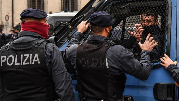 Imagen referencial de agentes de la policía estatal en Italia, 12 de abril de 2021. (Alberto PIZZOLI / AFP).