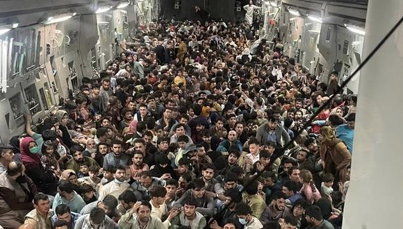 Según  Defense One, que cita a responsables militares, varios aviones despegaron de Kabul con gran número de evacuados. (Foto: Capt. Chris Herbert / US Airforce / AFP)
