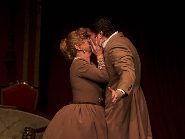 Francisco Bazán siente nervios al besar a Regina Alcóver