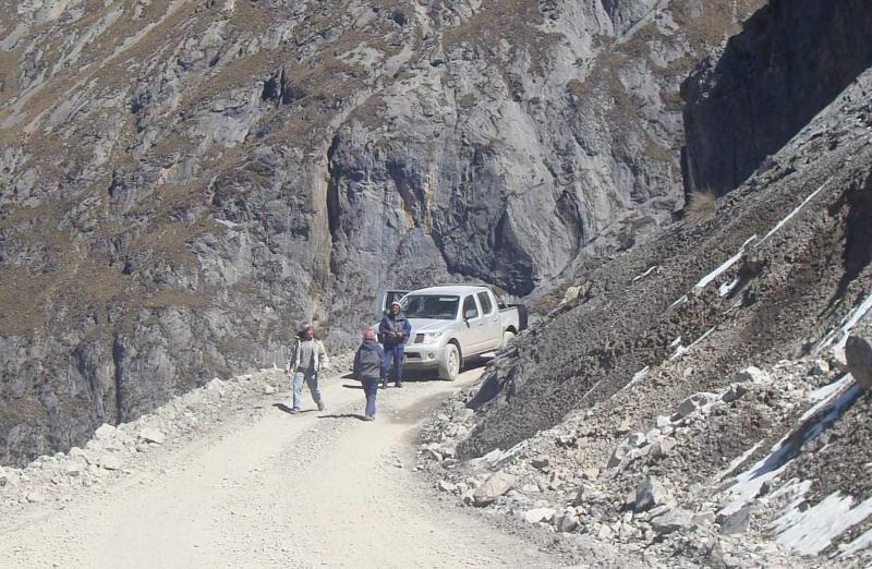 Gestionan asfaltado de carretera con salida a la costa