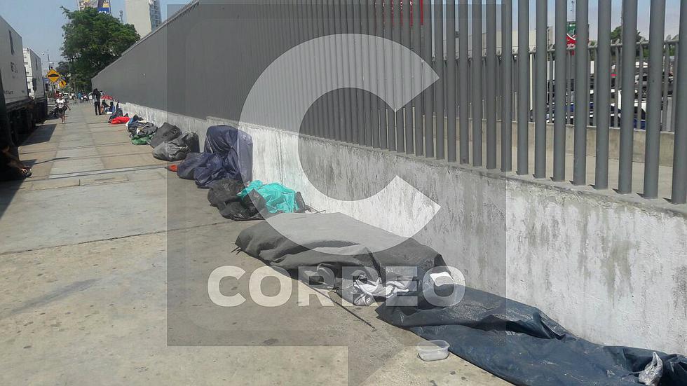 Fanáticos permanecen en exteriores del Estadio Nacional por concierto de Radiohead