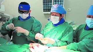 Médicos se turnan para operar a mujer a cráneo abierto por 13 horas en hospital de Huancayo