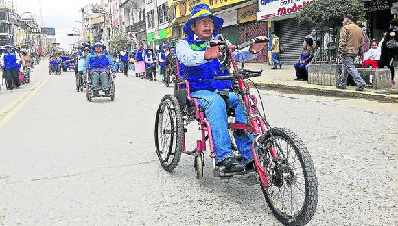 La 'bicisilla', el invento de este joven discapacitado que lo hace romper esquemas 