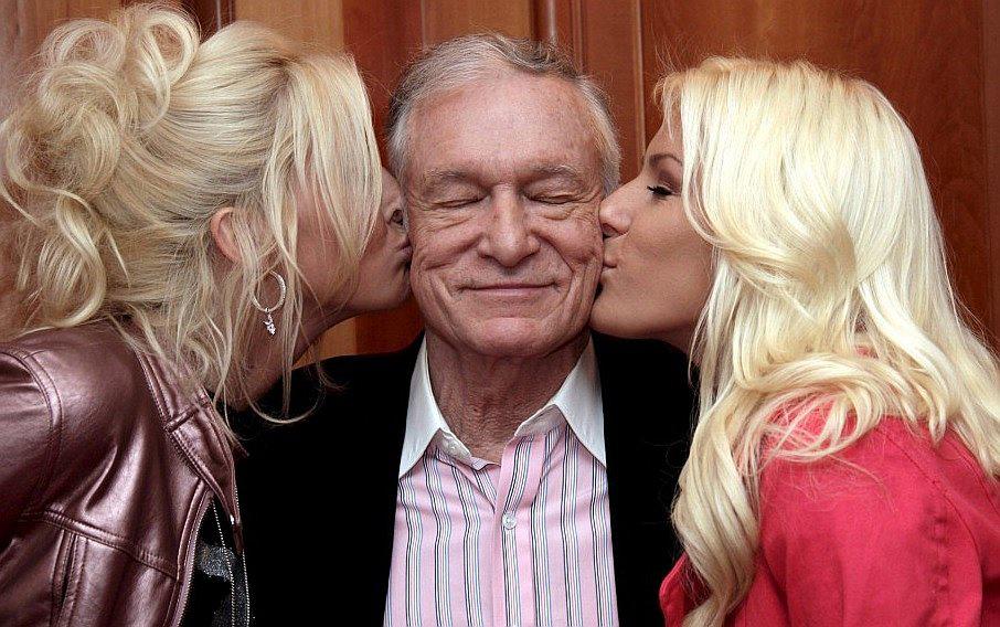 "Él me enseñó a leer con una sola mano": Los tweets en 'honor' a Hugh Hefner