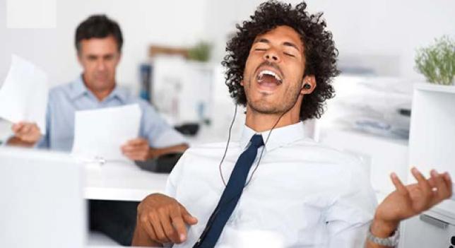 Escuchar música en el trabajo te vuelve más productivo