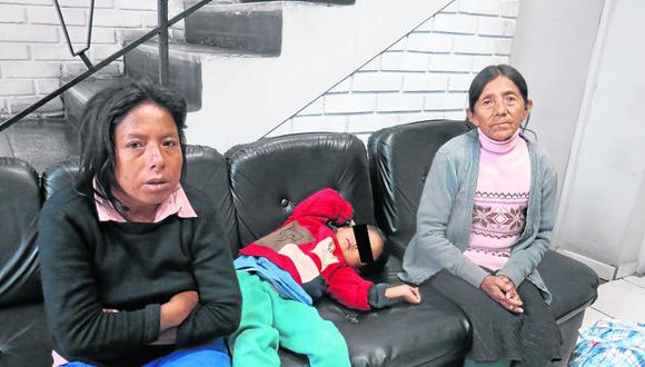 Familia huye con hija esquizofrénica para evitar que pobladores la maten