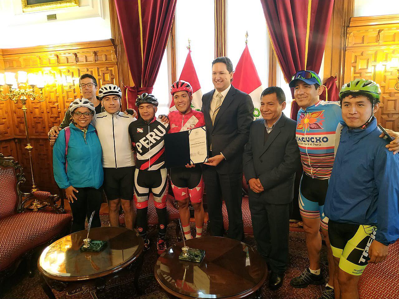 Congreso de la República reconoció a ciclista Navarro