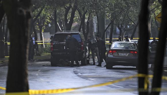 Policía inspecciona un automóvil después de un ataque armado en la Ciudad de México. (Foto referencial: PEDRO PARDO / AFP).