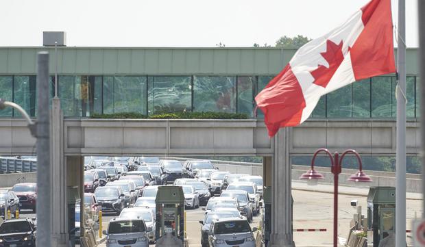Los viajeros esperan para cruzar a Canadá en el Puente Arcoíris en las Cataratas del Niágara, Ontario, el 9 de agosto de 2021 cuando Canadá reabre sus puertas para viajes no esenciales para estadounidenses completamente vacunados (Foto: Geoff Robins / AFP)