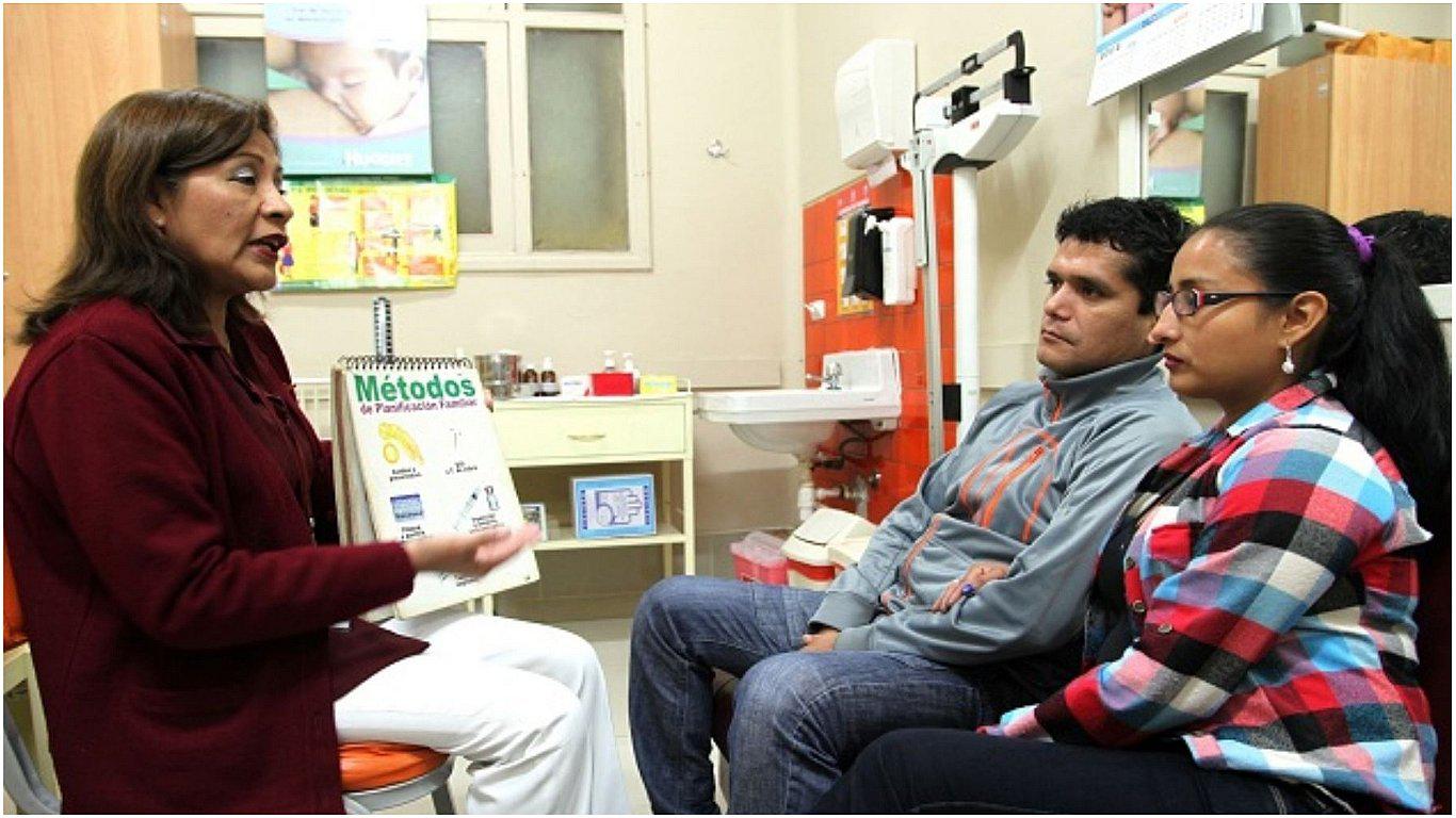 Más parejas peruanas hablan sobre planificación familiar, según encuesta Endes