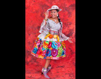 La chinita Mily Montes apaga velitas