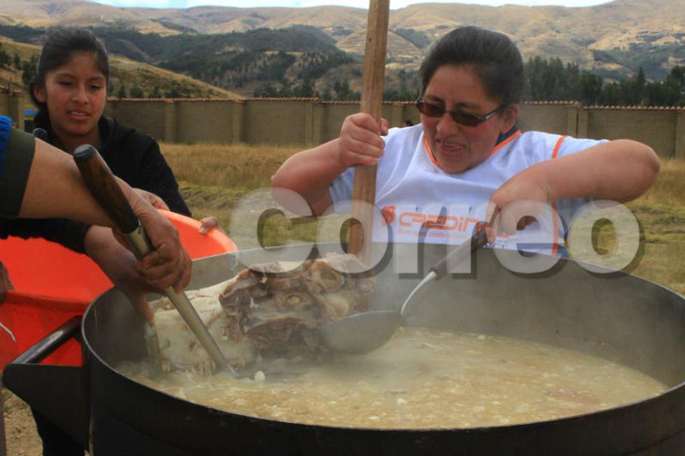 Dos mil platos de mondongo se sirvieron en Hualahoyo (FOTOS)