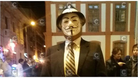 Nunca imaginarás qué autoridad salió a celebrar Halloween con máscara de 'Anonymous' (VIDEO)