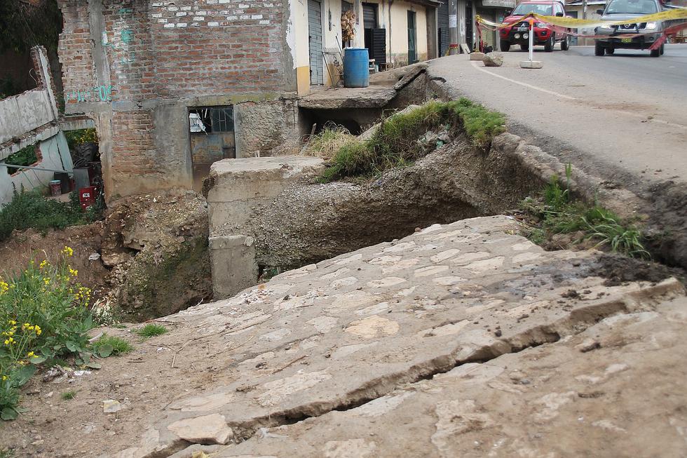 Temor de pobladores por erosión de la base de vía central de Acostambo