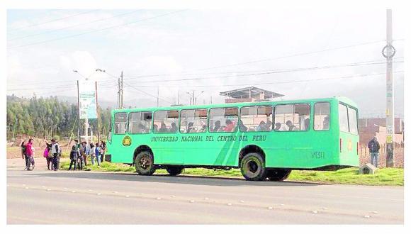 ​Estudiantes pasan susto cuando bus de UNCP casi arde en Carretera Central (VIDEO)
