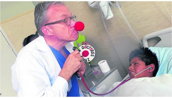​Médico alemán 'roba' sonrisas a enfermos, se viste de clown y emociona en hospital