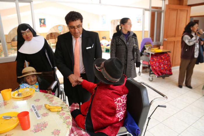 Alcalde se compromete a levantar pared de asilo