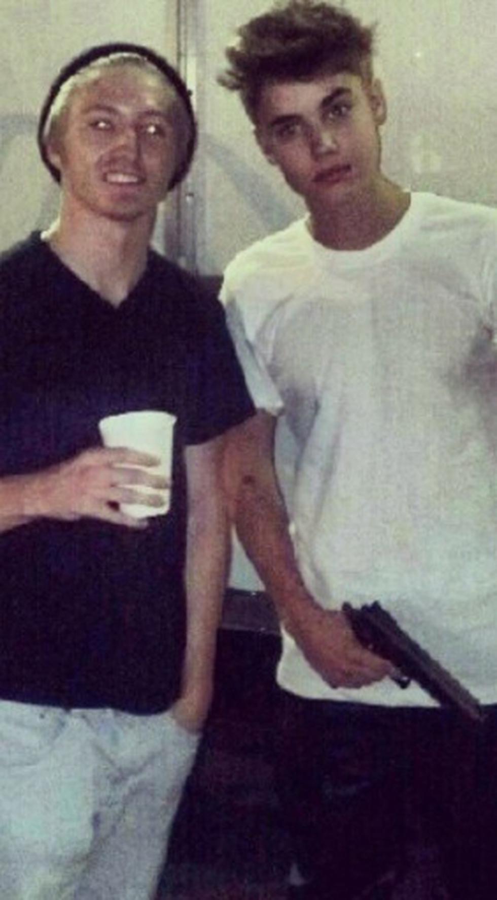 Fotos: Justin Bieber causa polémica al posar con un arma junto a Selena Gomez