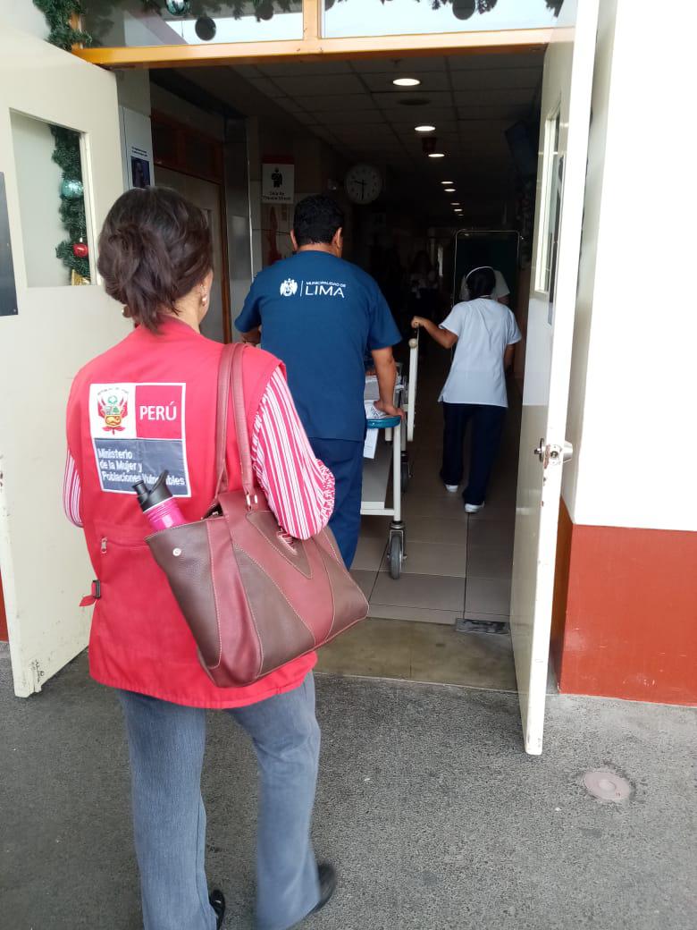 Personal del MIMP y de SISOL Salud atienden al menor de 7 años que resultó herido tras caerle un poste en la cabeza. (Foto: Municipalidad de Lima)