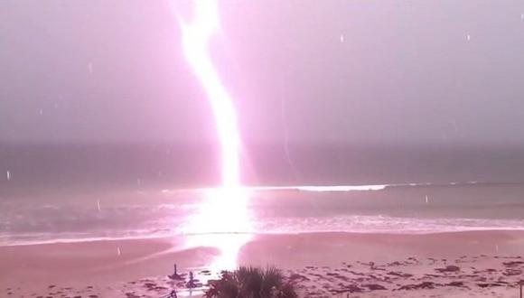 El espectacular rayo en una playa de Florida que tiene más de un millon de visitas en  YouTube